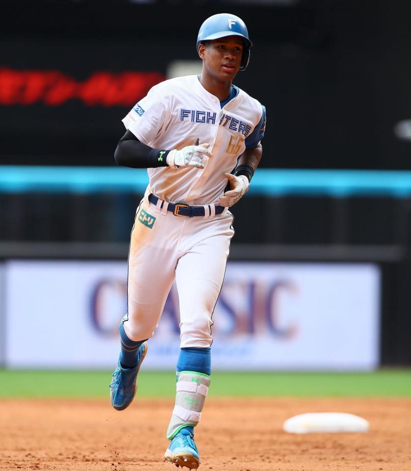 　３回、同点ソロ本塁打を放ち、ダイヤモンドを回る万波（撮影・中島達哉）