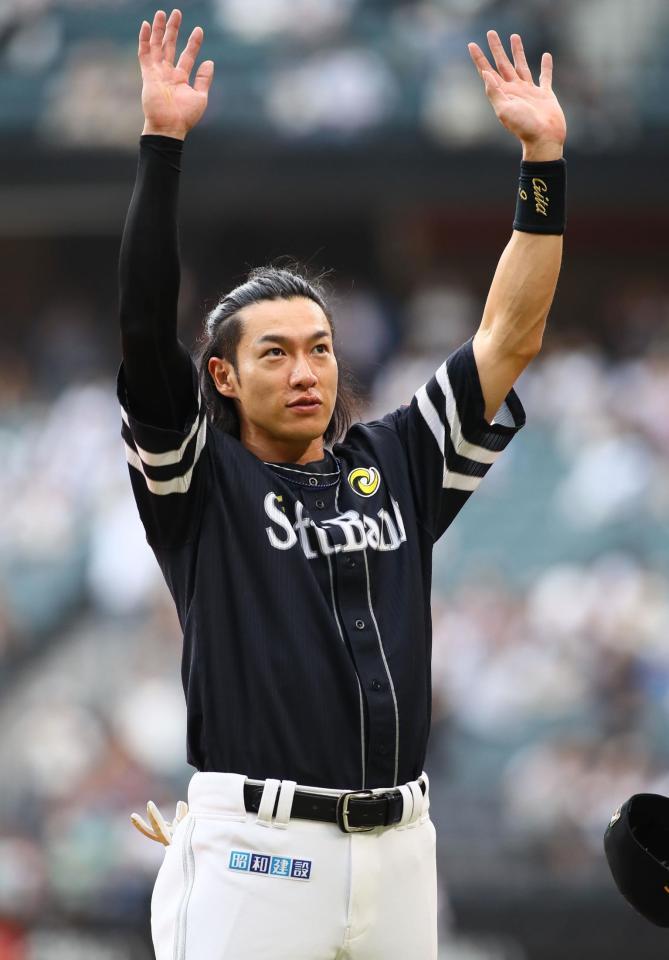 　エスコンフィールドでの今季最終戦を終え、スタンドにあいさつをする柳田（撮影・中島達哉）