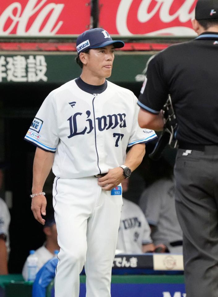 　９回を終え、選手交代を告げるためベンチを出る松井監督