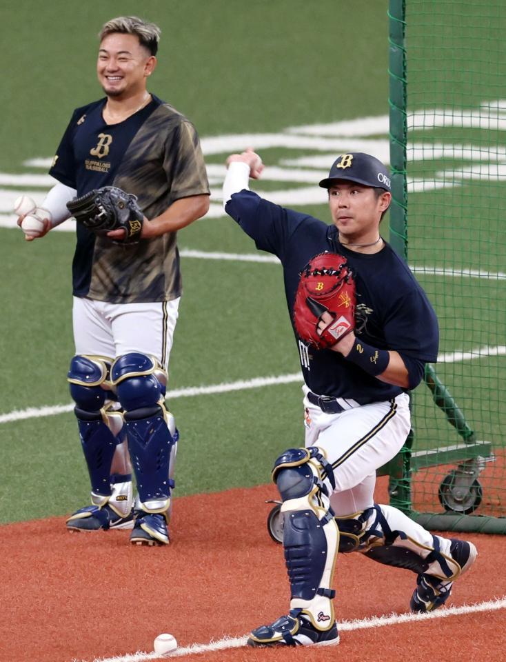 　スローイング練習する若月 （右）＝撮影・山口登