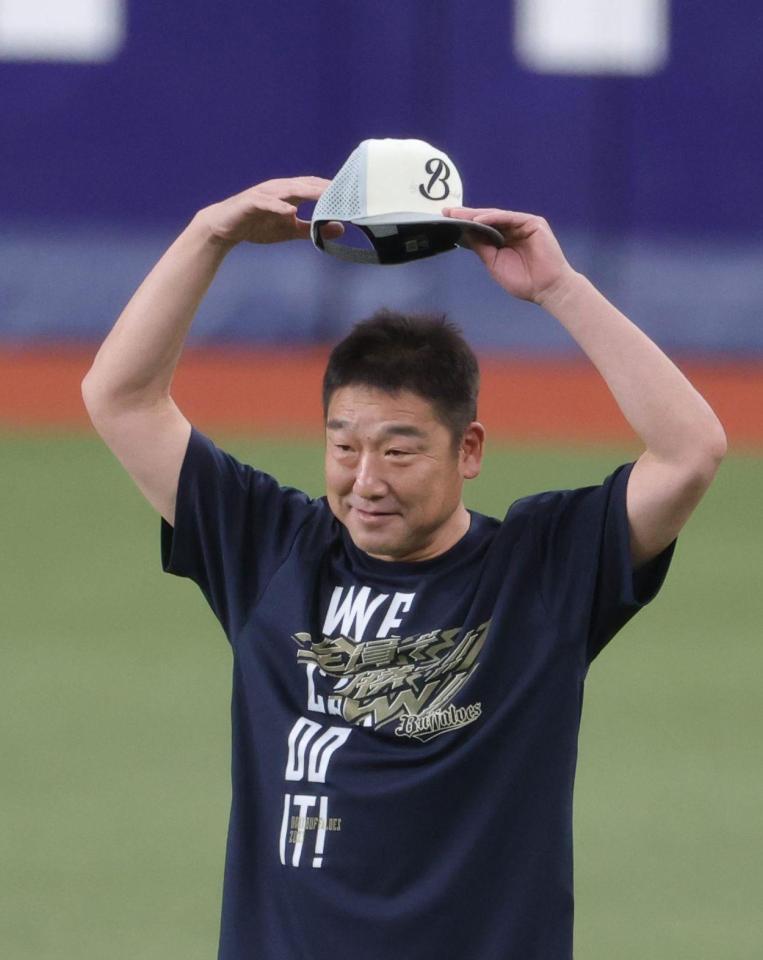 　試合前、リラックスムードの中嶋監督（撮影・坂部計介）