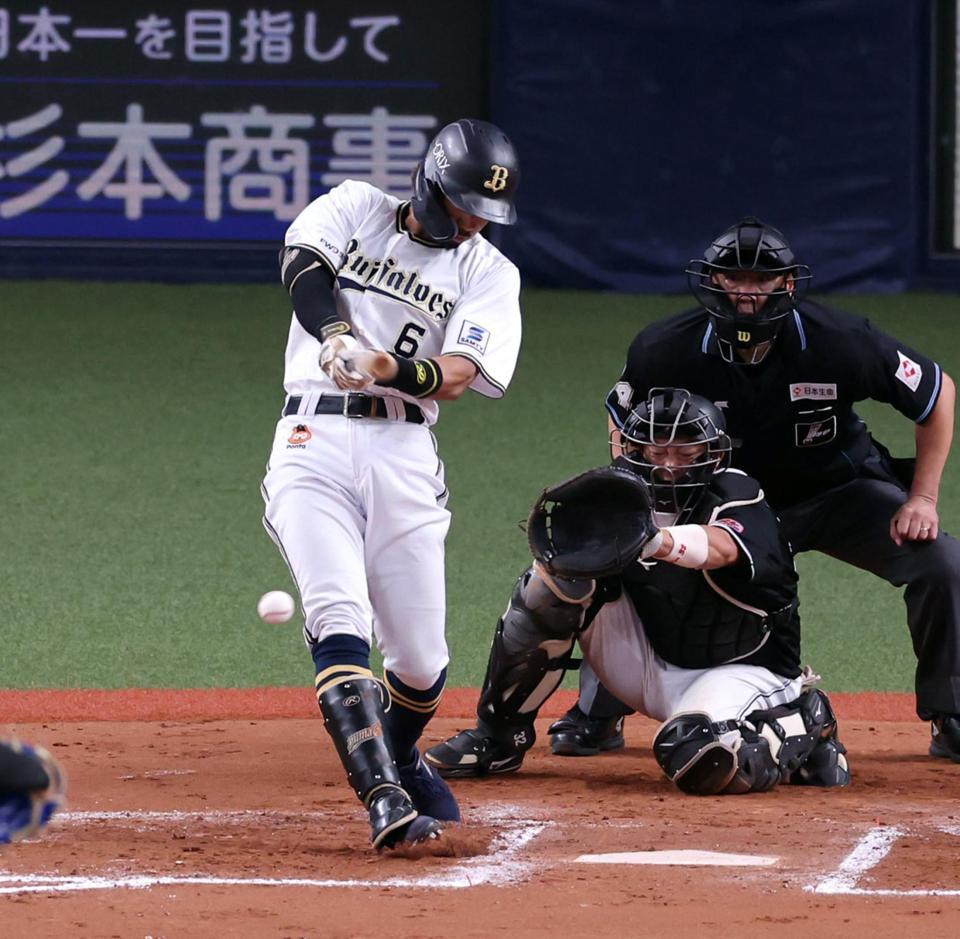 　６回、自打球を足に受ける宗（撮影・山口登）