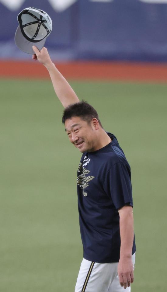 　試合前、リラックスムードの中嶋監督（撮影・坂部計介）