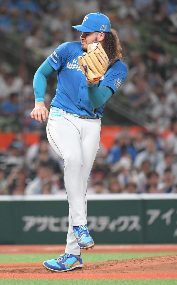 　１回、岸の投ゴロを好捕するポンセ（撮影・佐藤厚）