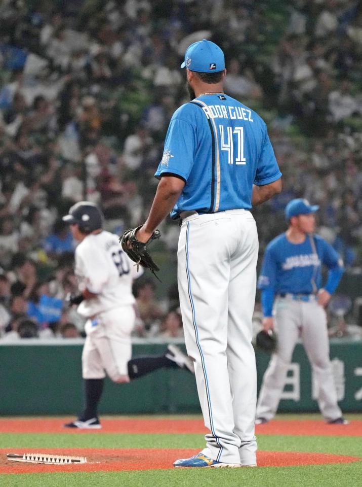 　６回、中村（左奥）に本塁打を浴びたロドリゲス
