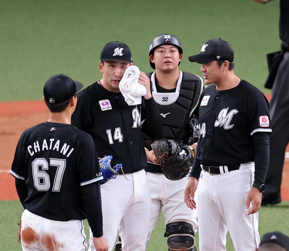 　１回、ピンチを迎えマウンドで汗を拭く小島（中央左）＝撮影・山口登