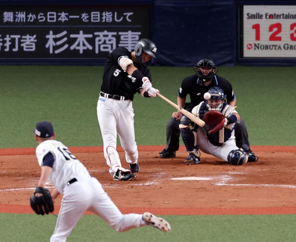 　９回、左中間にソロを放つ安田（撮影・山口登）