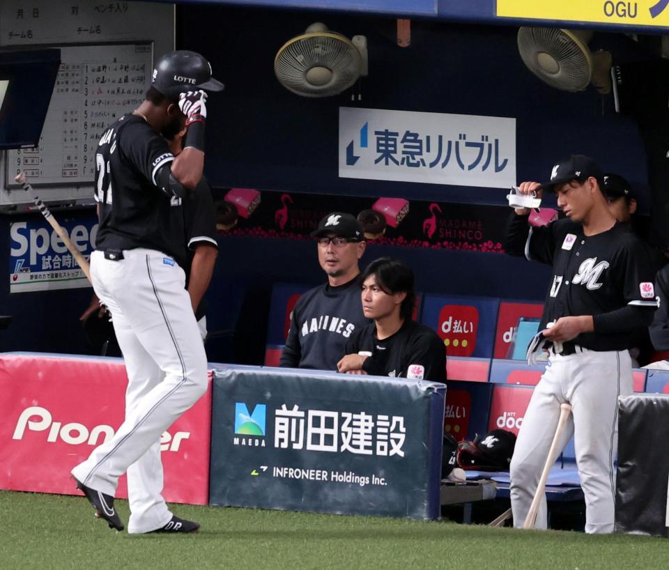 　６回、空振り三振に倒れベンチに戻るポランコ（中央左は吉井監督）＝撮影・山口登