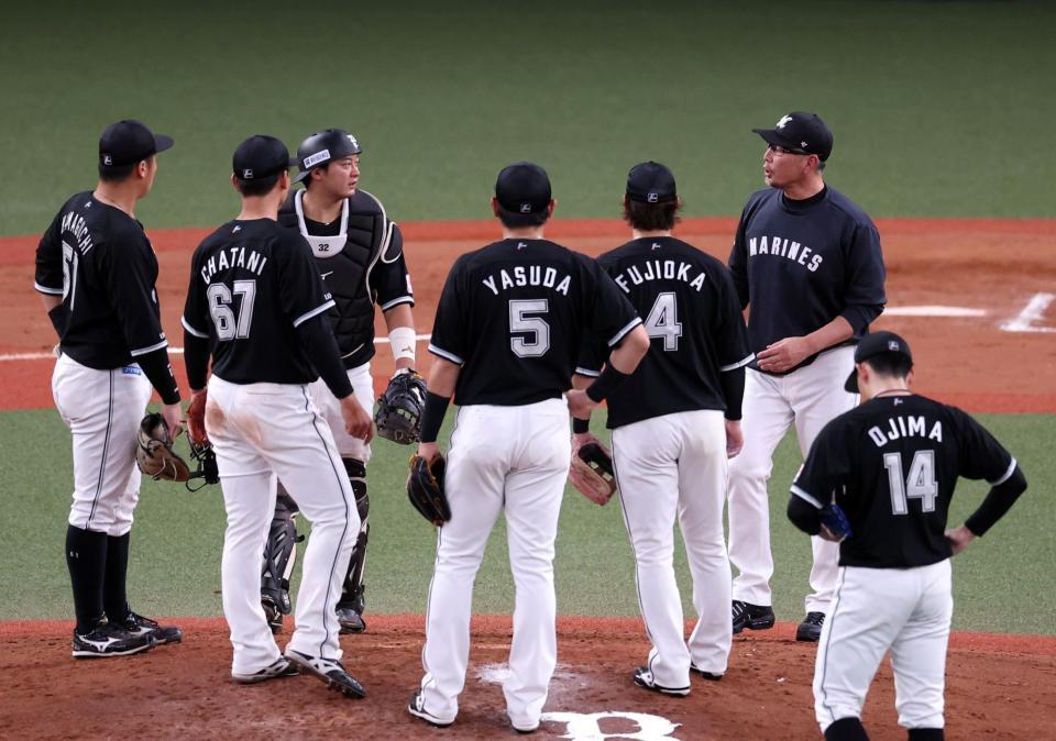 　６回、吉井監督（右から２人目）はマウンドに行き小島に降板を告げる（撮影・山口登）