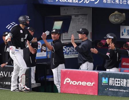 　９回、ソロを放った安田を迎える吉井監督（中央右）＝撮影・山口登