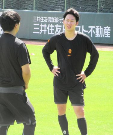 　調整を行う山崎伊