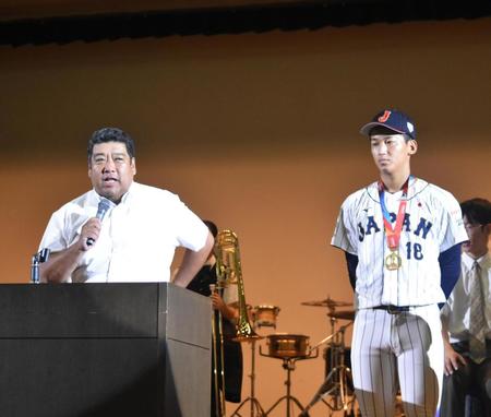 　Ｕ１８優勝報告会でスピーチを行う大阪桐蔭・西谷浩一監督（左）と前田悠伍
