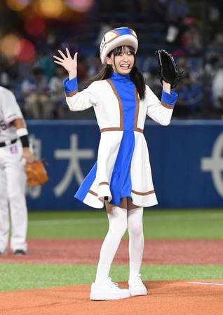 　始球式をおこなった坂川陽香（撮影・三好信也））