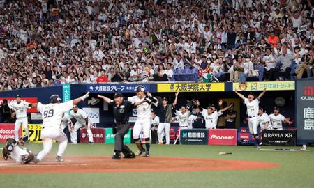 　７回、紅林の右前適時打で杉本が生還し盛り上がるオリックスナイン（撮影・山口登）