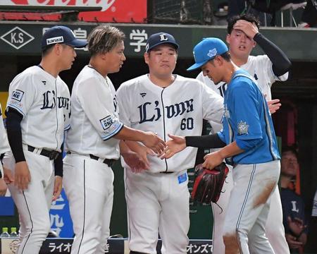 　古巣の西武ナインと握手する木村（右）＝撮影・佐藤厚