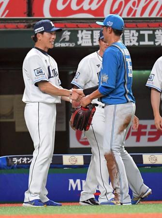 　松井監督（左）と握手する木村（撮影・佐藤厚）