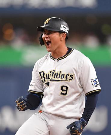　７回、勝ち越しとなる適時打を放ち、ほえる野口（撮影・北村雅宏）