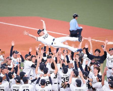 　優勝しナインに胴上げされる中嶋監督（撮影・吉澤敬太）