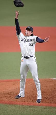 　優勝決定の瞬間、グラブを投げて喜ぶ山崎颯（撮影・坂部計介）