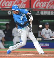 　４回、木村は左線二塁打を放つ（撮影・佐藤厚）