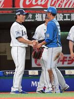 　松井監督（左）と握手する木村（撮影・佐藤厚）