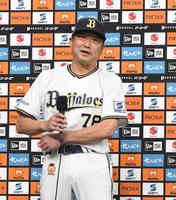 　優勝インタビューをする中嶋監督（撮影・北村雅宏）