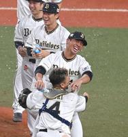 　森（４）と優勝に歓喜する頓宮（撮影・飯室逸平）