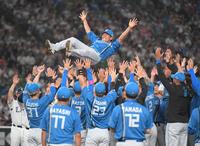 　両軍ナインによって胴上げされる木村（撮影・佐藤厚）