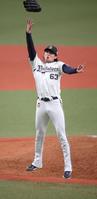 オリックス・山崎颯一郎 V決定の瞬間「上げすぎたっす」グラブ