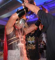 　ラオウのコスチュームでビールかけを楽しむ杉本（撮影・山口登）