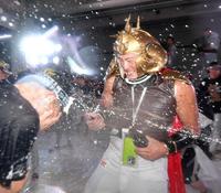 　ビールかけを楽しむ“ラオウ”杉本（撮影・山口登）