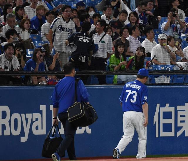 【写真】イラ立つ神宮のスタンド　立浪監督に向かって怒る中日ファン