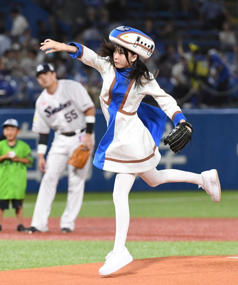 　始球式をおこなった坂川陽香（撮影・三好信也）