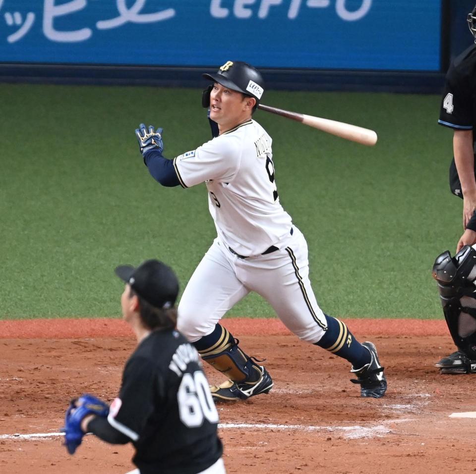 　７回、勝ち越しタイムリーを放つ野口（撮影・飯室逸平）