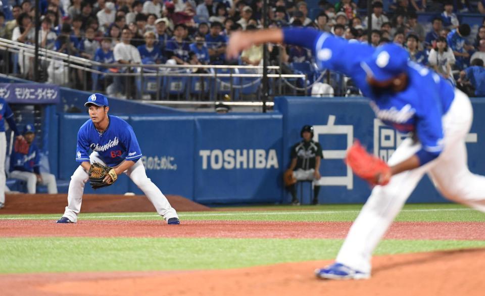 　８回、守備に就く堂上（撮影・三好信也）