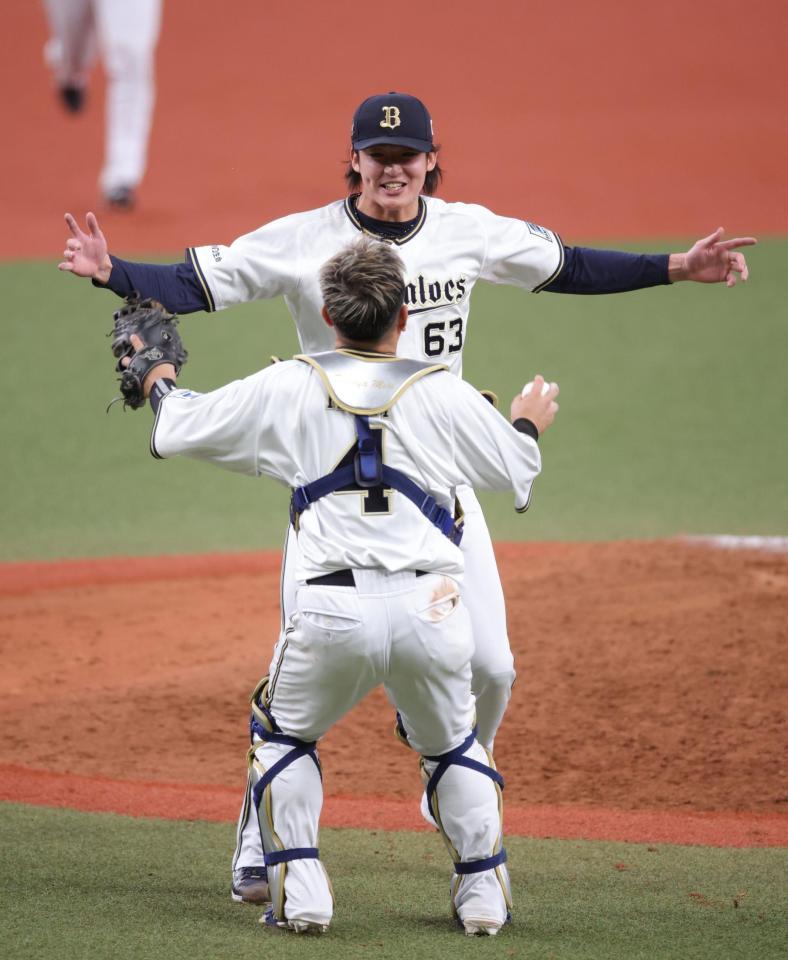 　優勝決定の瞬間、歓喜の抱擁をする森（手前）と山崎颯のバッテリー（撮影・坂部計介）