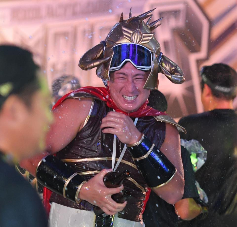 　ラオウの姿でビールかけをする杉本（撮影・北村雅宏）