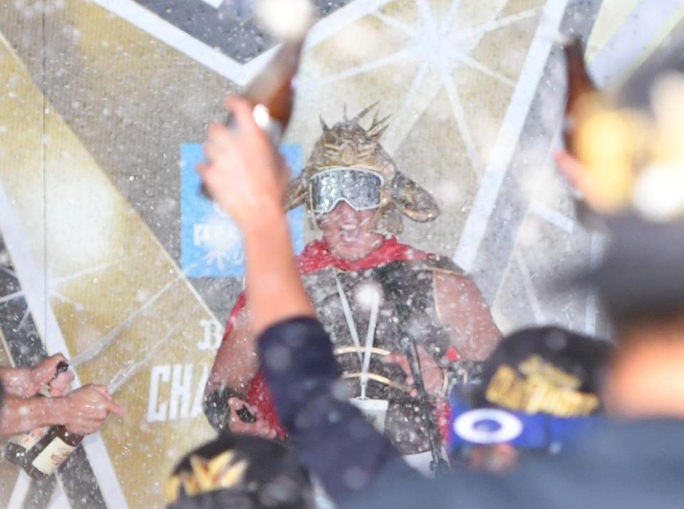 　ラオウの姿で乾杯の発声をする杉本（撮影・北村雅宏）