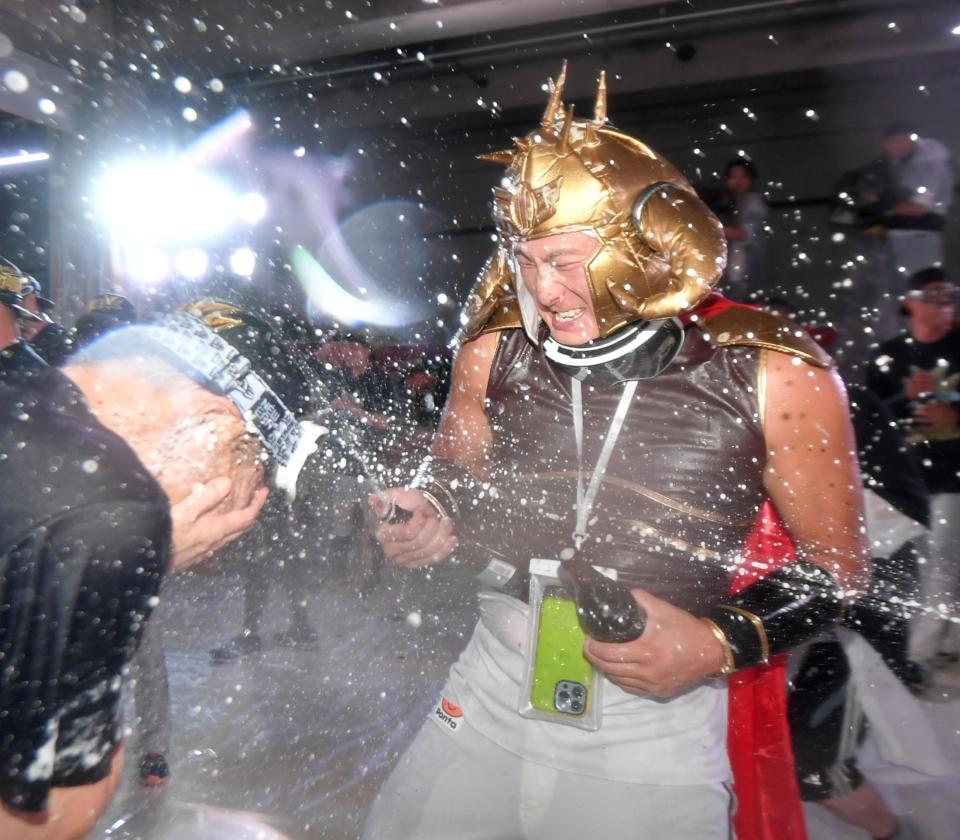 　ビールかけを楽しむ“ラオウ”杉本（撮影・山口登）