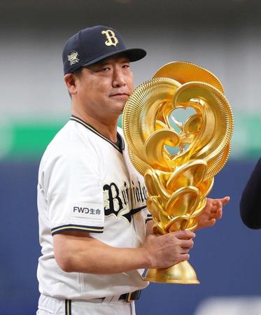 　優勝トロフィーを手にする中嶋監督
