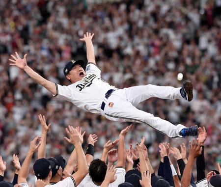 　リーグ３連覇を決めて胴上げされる中嶋監督