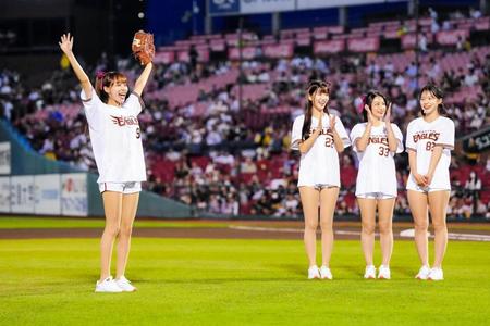 　前日２０日に始球式を行った楽天ガールズ（楽天野球団提供）