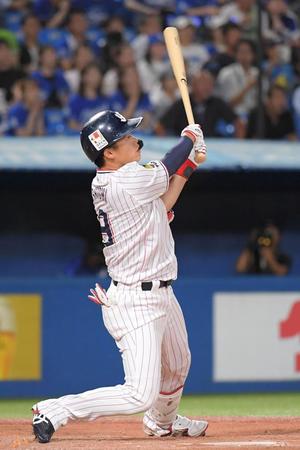 　４回、塩見は中越えに７号満塁本塁打を放つ（撮影・佐藤厚）