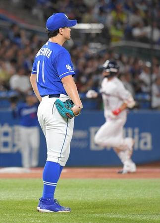 　４回、塩見（右）に満塁本塁打を打たれ、ぼう然と立ち尽くす小笠原（撮影・佐藤厚）