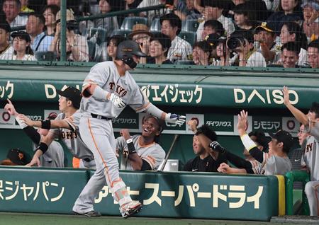 　６回、代打満塁本塁打を放った大城卓はナインとタッチを交わす（撮影・中田匡峻）