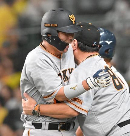 　６回、満塁弾を放ち、大久保コーチ（右）に抱きしめられる大城卓（撮影・高部洋祐）