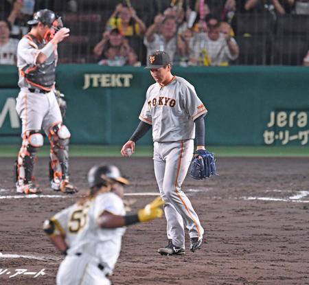 　９回、ミエセス（手前）にソロを浴びた大勢（中央）。後方は捕手の大城卓（撮影・中田匡峻）