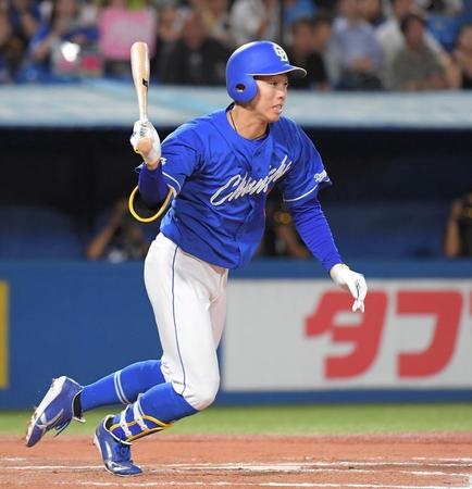 　６回、岡林は右線に走者一掃の３点適時三塁打を放つ（撮影・佐藤厚）