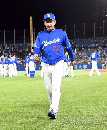 　神宮球場での今季最終戦を勝利で飾り、引き揚げる立浪監督（撮影・佐藤厚）