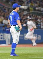 　４回、塩見（右）に満塁本塁打を打たれ、ぼう然と立ち尽くす小笠原（撮影・佐藤厚）